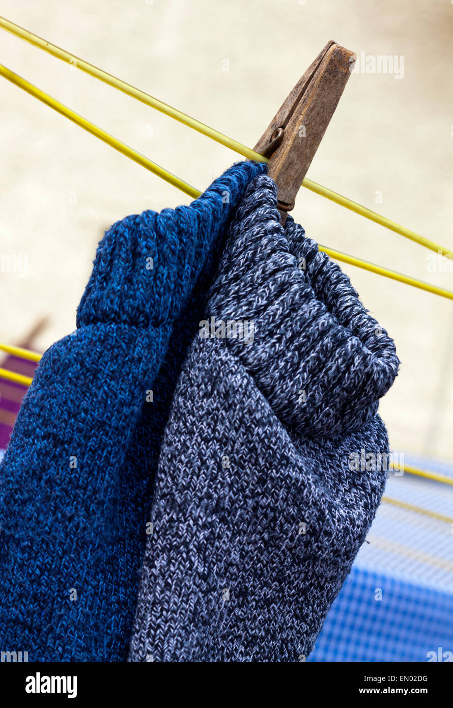 Hölzerne Wäscheklammer an einer Wäscheleine mit Socken hängen zum Trocknen Stockfoto