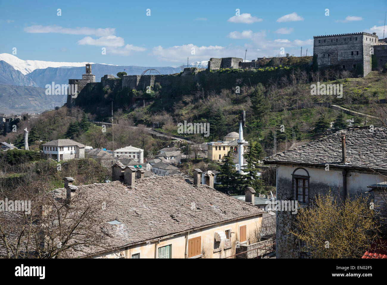 Blick über die steinerne Dächer von Gjirokastra in Richtung der Burg, Südalbanien. Stockfoto