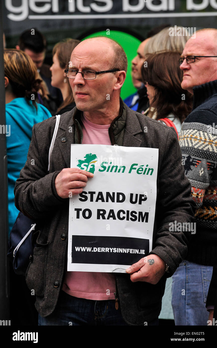 Londonderry, Nordirland. 24. April 2015. Kundgebung gegen rassistische Angriff auf Shop Arbeiter, Londonderry, Nordirland - 24. April 2015. Demonstrant bei Kundgebung zur Unterstützung eines ägyptischen Shop Arbeitnehmers, das das Opfer eines Angriffs der Rassismus war. Zwei Männer wurden im Zusammenhang mit dem Anschlag in Londonderry verhaftet. Bildnachweis: George Sweeney/Alamy Live-Nachrichten Stockfoto