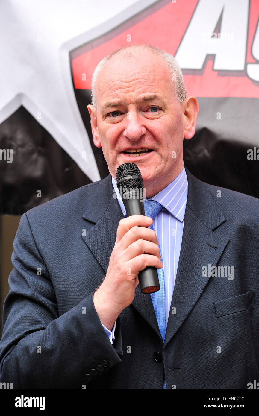 Londonderry, Nordirland. 24. April 2015. Kundgebung gegen rassistische Angriff auf Shop Arbeiter, Londonderry, Nordirland - 24. April 2015. Foyle MP Mark Durkan anlässlich einer Kundgebung zur Unterstützung eines ägyptischen Shop Arbeitnehmers, das das Opfer eines Angriffs der Rassismus war. Zwei Männer wurden im Zusammenhang mit dem Anschlag in Londonderry verhaftet. Bildnachweis: George Sweeney/Alamy Live-Nachrichten Stockfoto