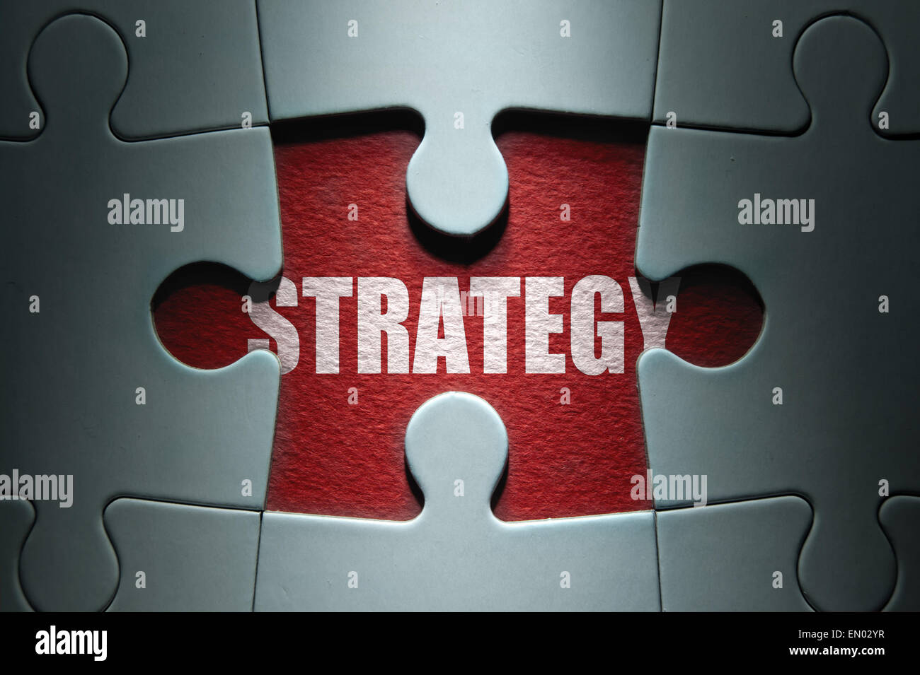 Fehlende Stück aus einem Puzzle enthüllt die Wort Strategie Stockfoto
