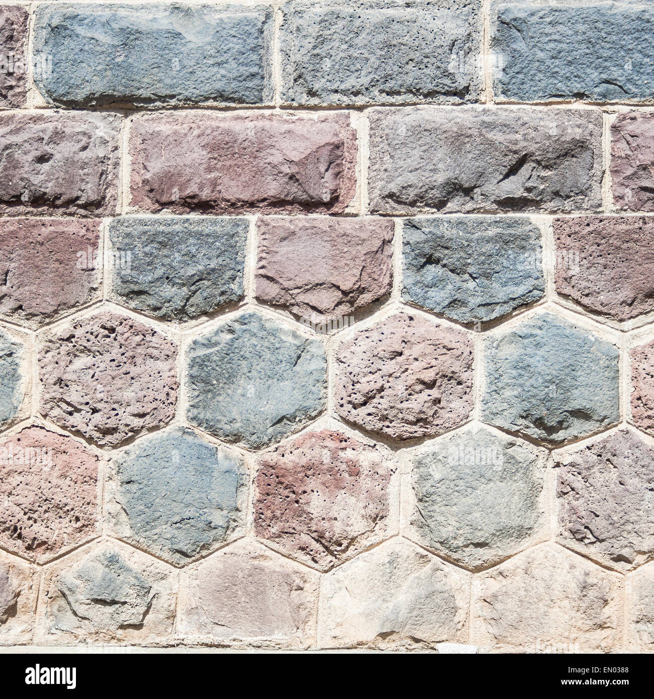 Basaltblöcken ausgekleidet. Nahaufnahme von einer Mauer aus Stein. Stockfoto