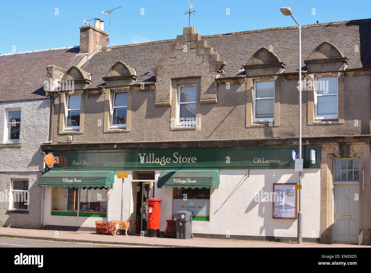 DOUNE, STIRLING, Schottland, UK - 23. April 2015: Dorfladen, aus Lizenz- und Postamt in der ländlichen Dorf Doune Stockfoto