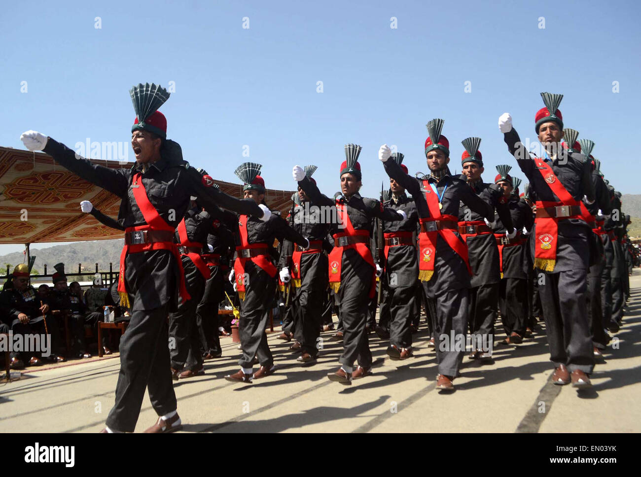 FC-Soldaten marschieren vorbei während 24. April 2015 Parade Zeremonie der 19. Pfadfinder-Charge von Frontier Corps in Scouts Training Academy Warsak weitergeben. Stockfoto