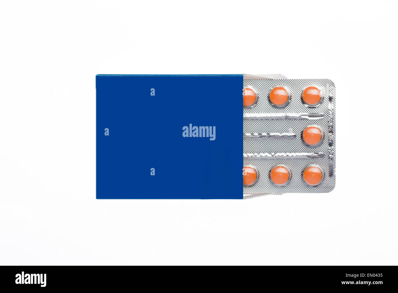 Blaues Feld mit braunen Pillen Blisterpackung auf weißem Hintergrund Stockfoto