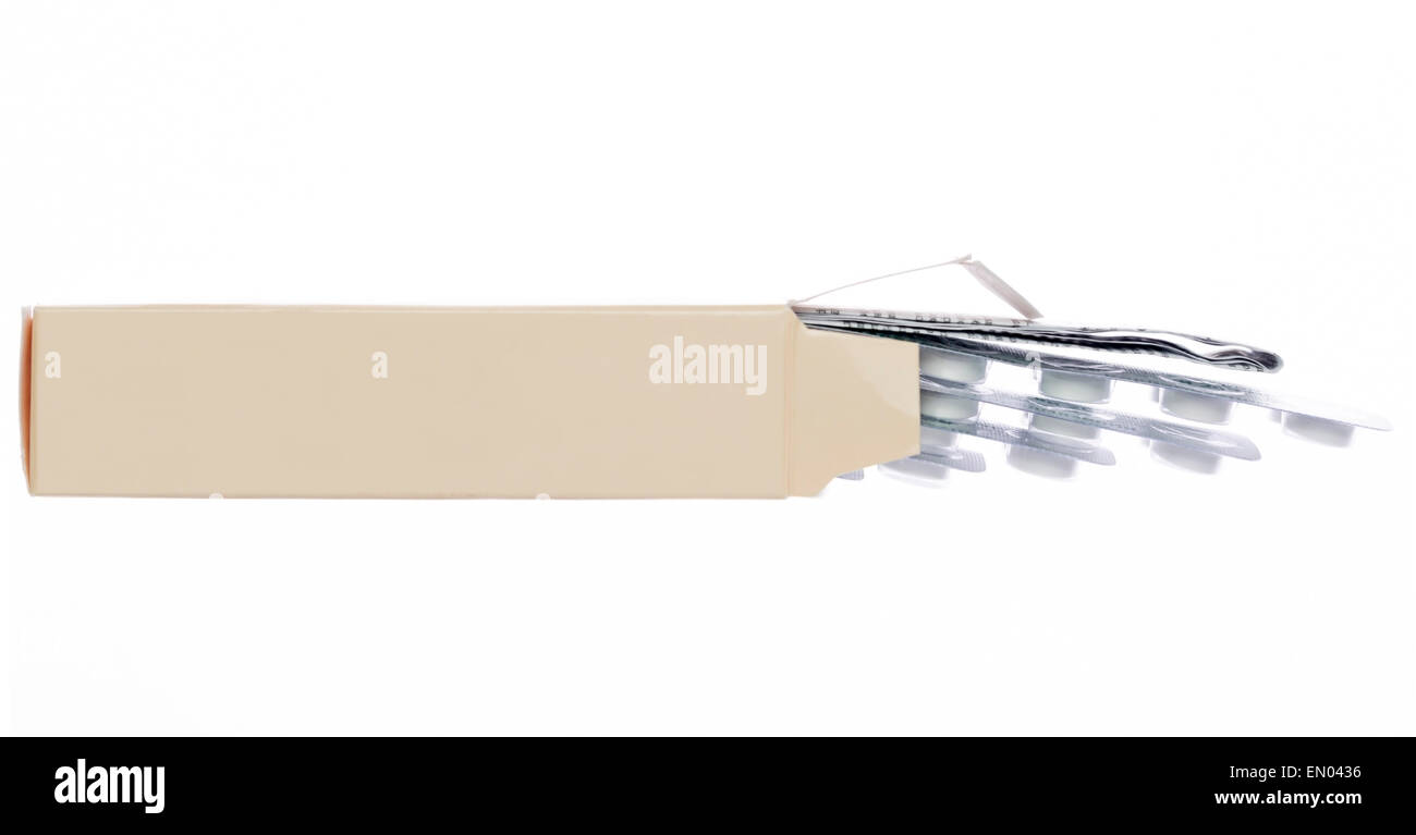 Braune Lichtkasten mit weißen Pillen Blisterpackung auf weißem Hintergrund Stockfoto