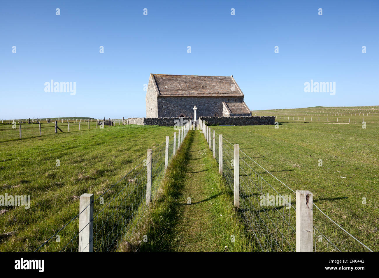 Isle of Lewis, Schottland: kleine mittelalterliche Kirche, umgeben von grünen Wiesen Stockfoto