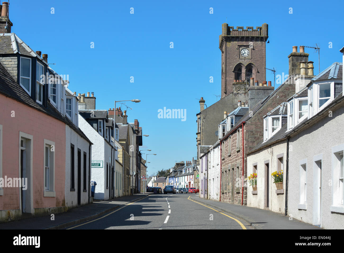 DOUNE, STIRLING, Schottland, UK - 23. April 2015: traditionellen schottischen Cottages auf der Hauptstraße in das Dorf Doune Stockfoto