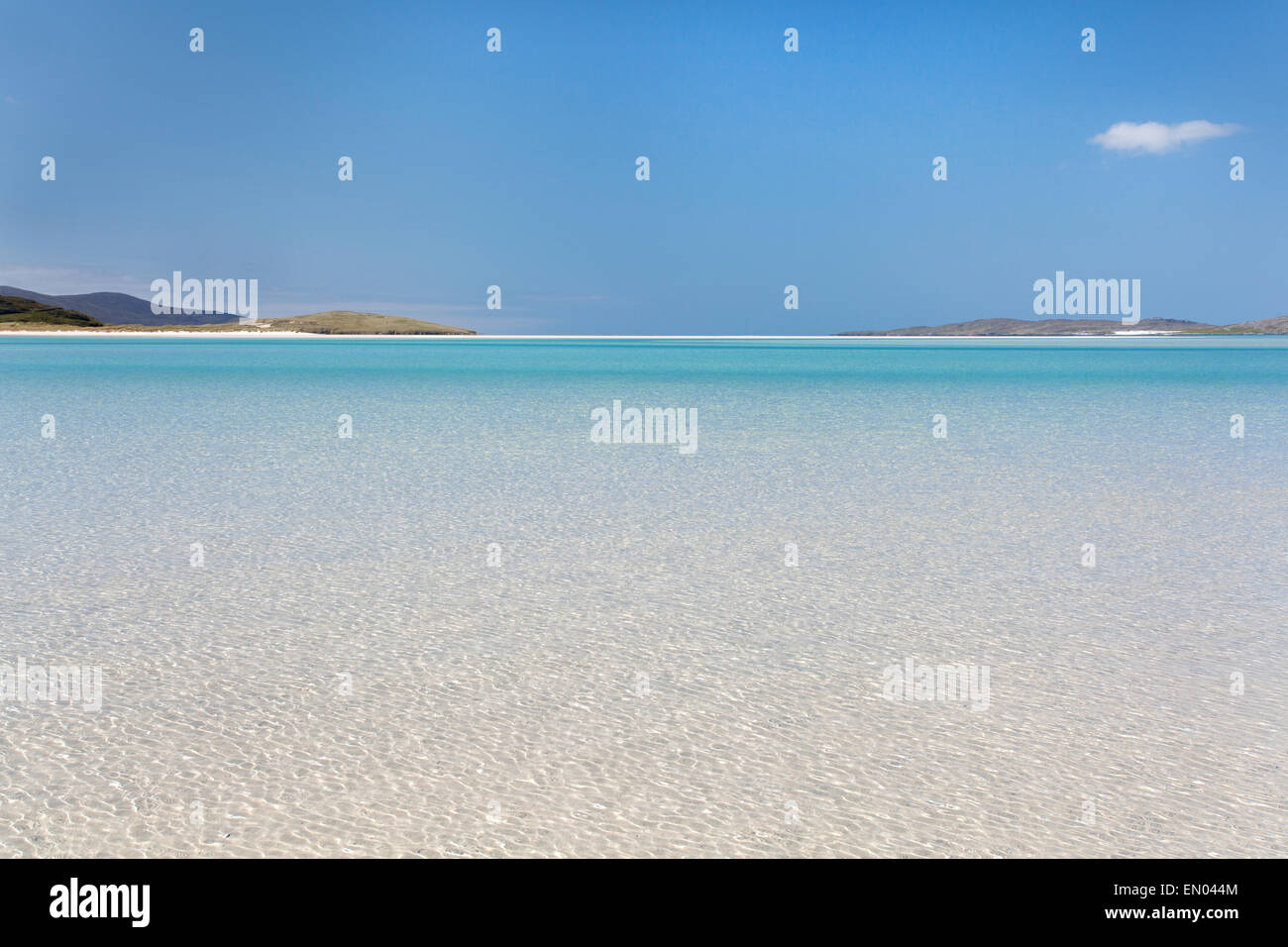 Klares Meerwasser am Luskentyre Strand, Isle of Harris, Schottland Stockfoto