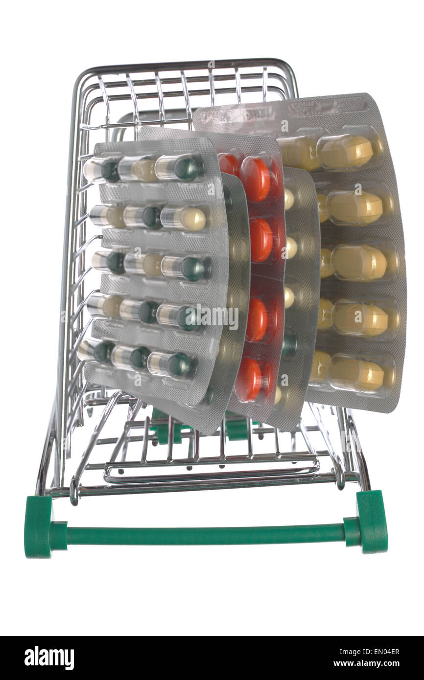 Warenkorb mit verschiedenen Pillen Blisterpackung auf weißem Hintergrund Stockfoto