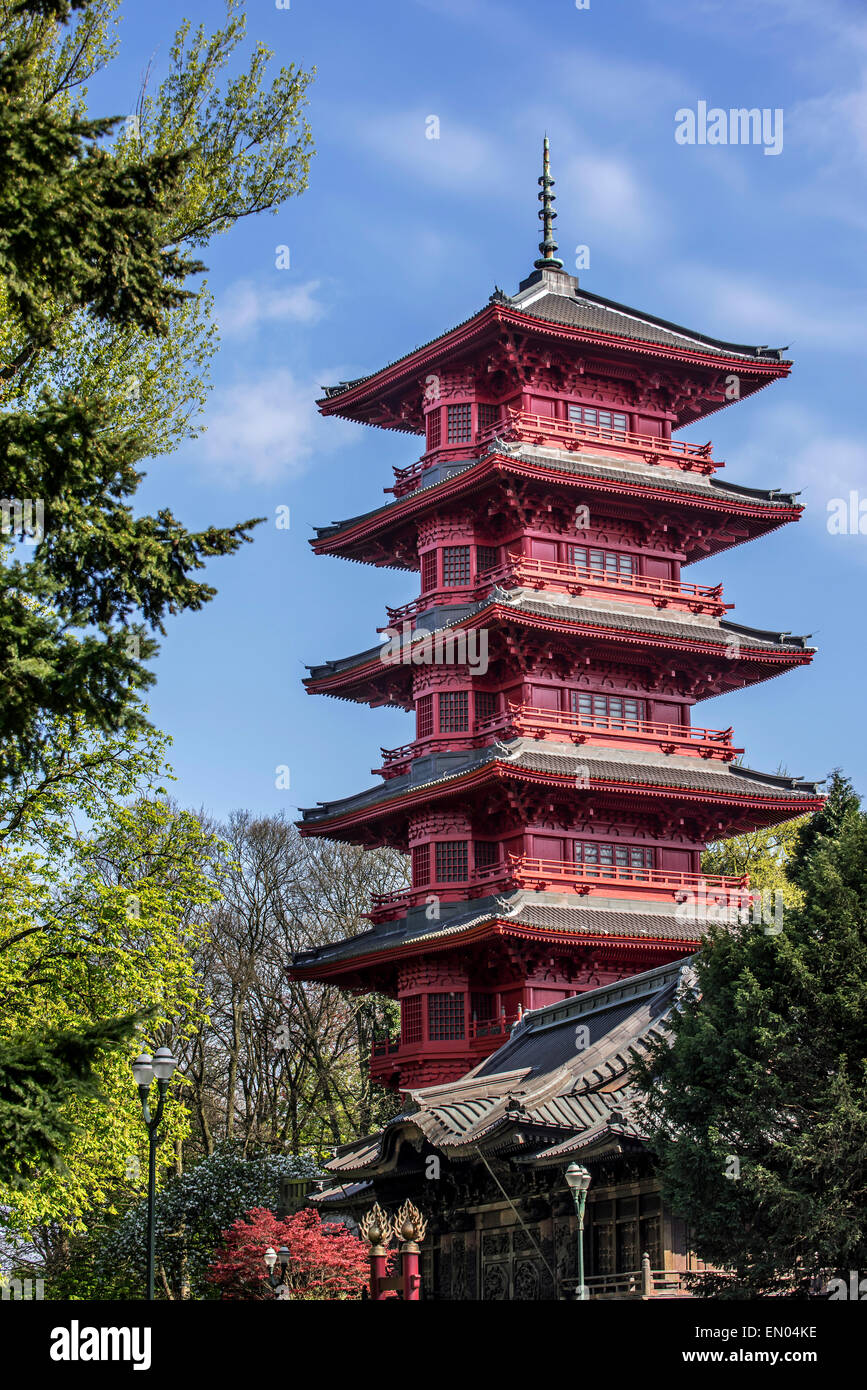 Roter japanischer Turm, Pagode, erbaut von Architekt Alexandre Marcel in Laeken bei Brüssel, Belgien Stockfoto