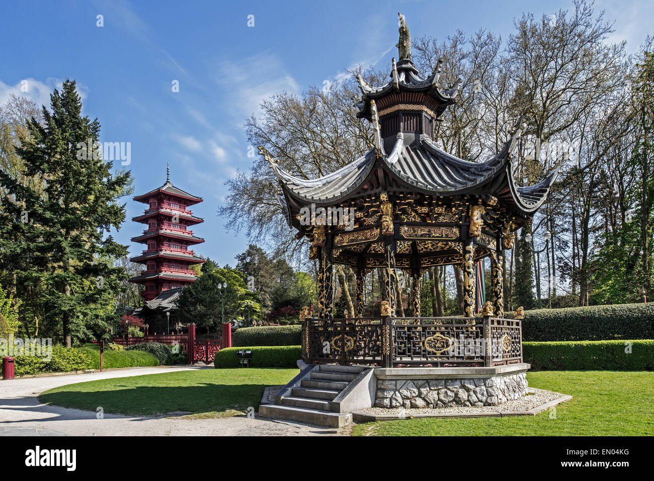 Pavillon der chinesischen Pavillon und roter japanischer Turm, Pagode in Laeken bei Brüssel, Belgien Stockfoto