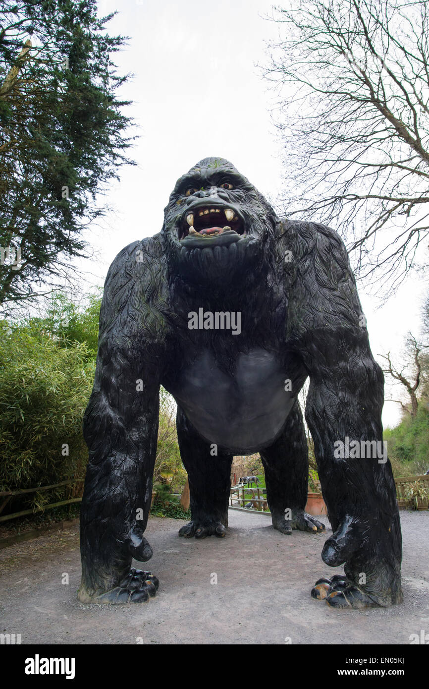 Als der Tag zu Ende geht, wird die Statue eines riesigen Gorillas am Eingang des Dinosaurierpark in Wookey Hole mehr scarey Stockfoto