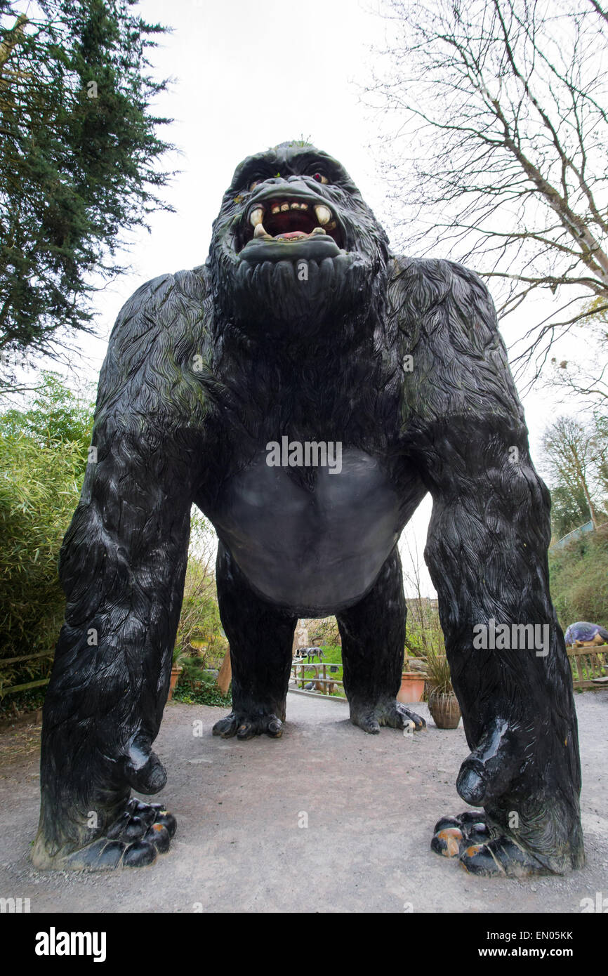 Als der Tag zu Ende geht wird die Statue eines riesigen Gorillas am Eingang des Dinosaurierpark in Wookey Hole mehr beängstigend Stockfoto