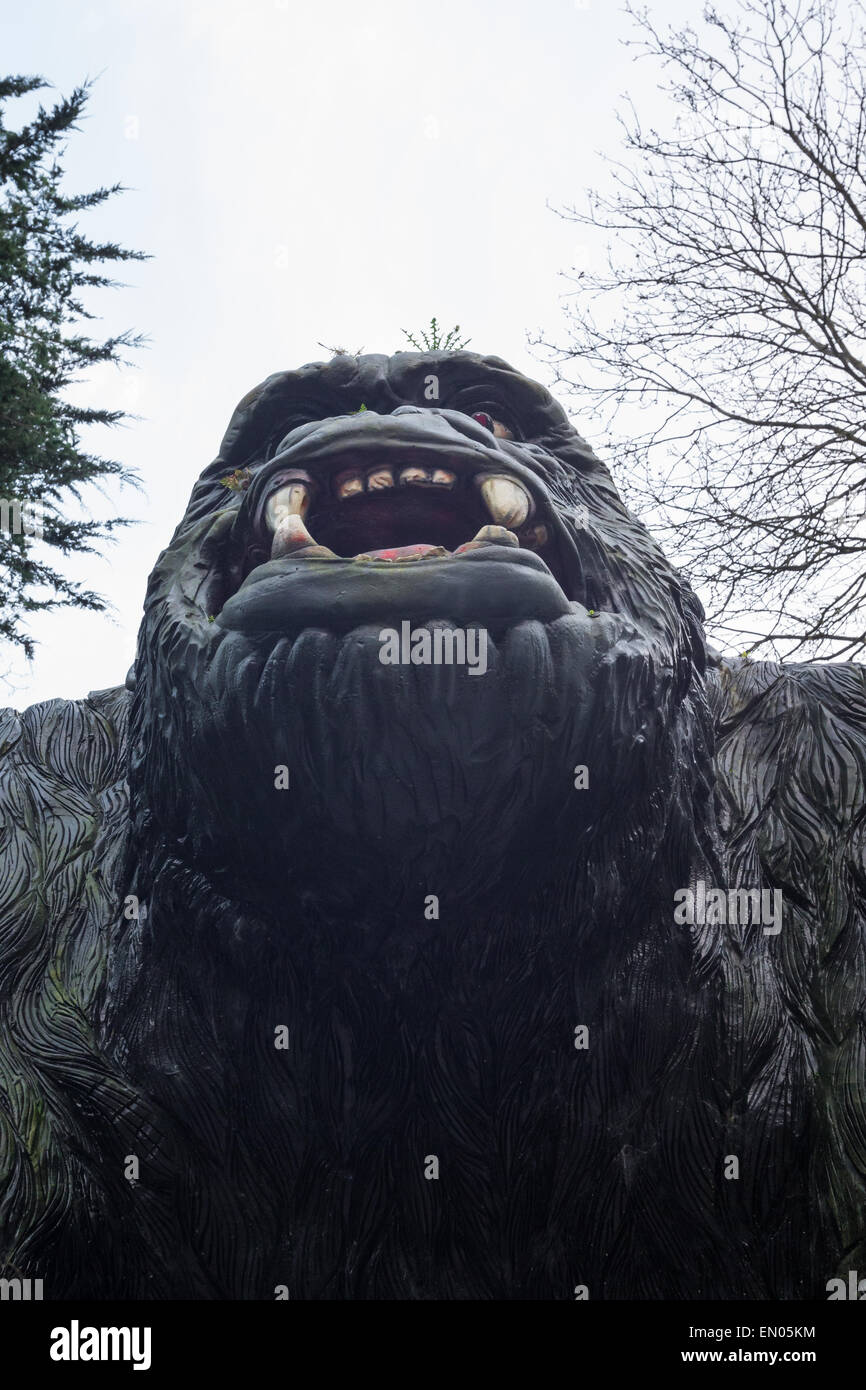 Als der Tag zu Ende geht, wird die Statue eines riesigen Gorillas am Eingang des Dinosaurierpark in Wookey Hole mehr scarey Stockfoto