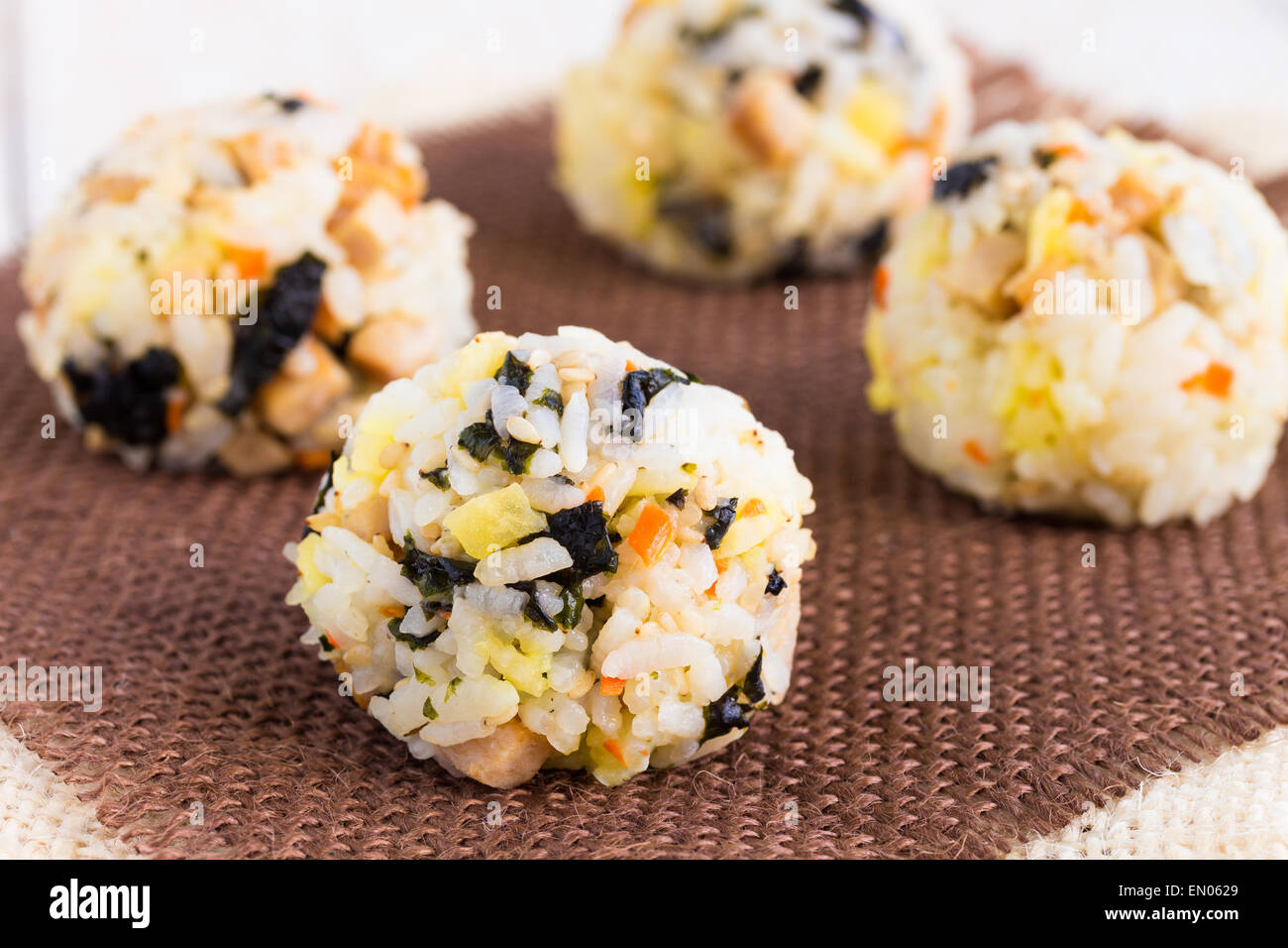 Hawaiian Reisbällchen mit Spam, Karotten, Ananas und sautierten Taro Blätter gemischt Stockfoto