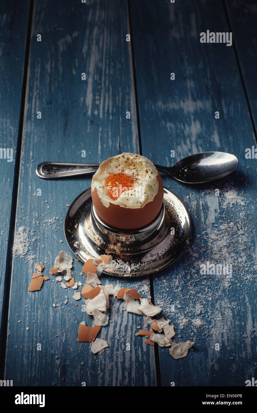 Gekochtes Ei zum Frühstück am Holztisch. Getönten wie Instagram. Stockfoto