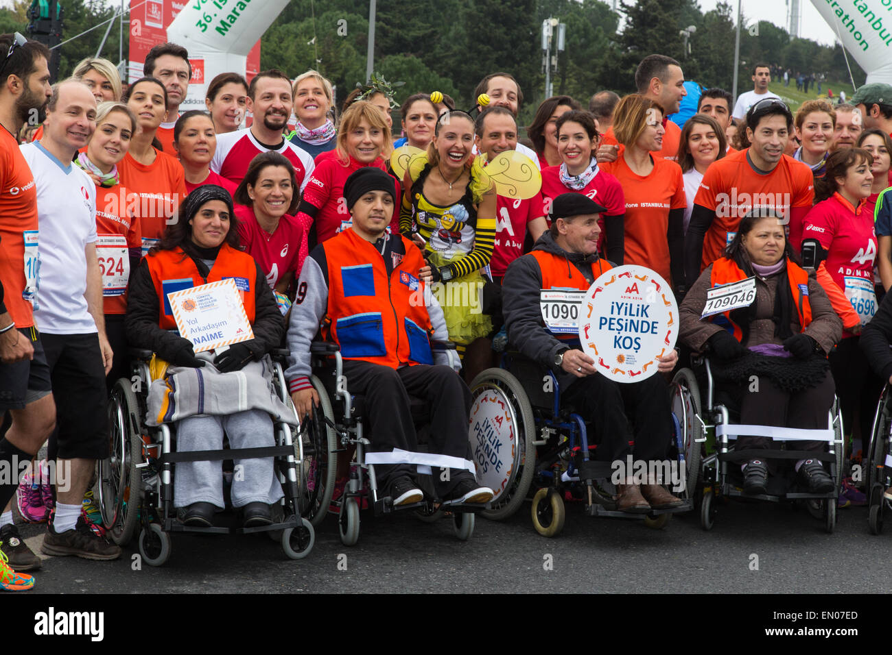 ISTANBUL Türkei 16. November 2014 warten Menschen Start 36. Istanbul Marathon. Stockfoto