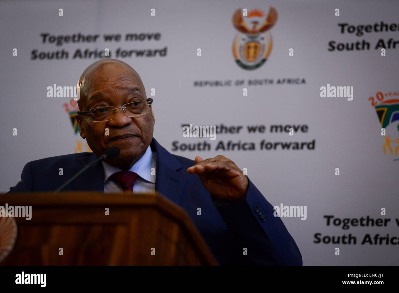 Pretoria, Südafrika. 24. April 2015. Südafrikas Präsident Jacob Zuma befasst sich mit eine Pressekonferenz nach dem Treffen mit den Führern der Organisationen, die Ausländern in Pretoria, Südafrika, am 24. April 2015. Südafrikas Präsident Jacob Zuma am Freitag trafen sich mit Führern von Organisationen, die Ausländern, versicherte ihnen maximalen Schutz. © Zhai Jianlan/Xinhua/Alamy Live-Nachrichten Stockfoto