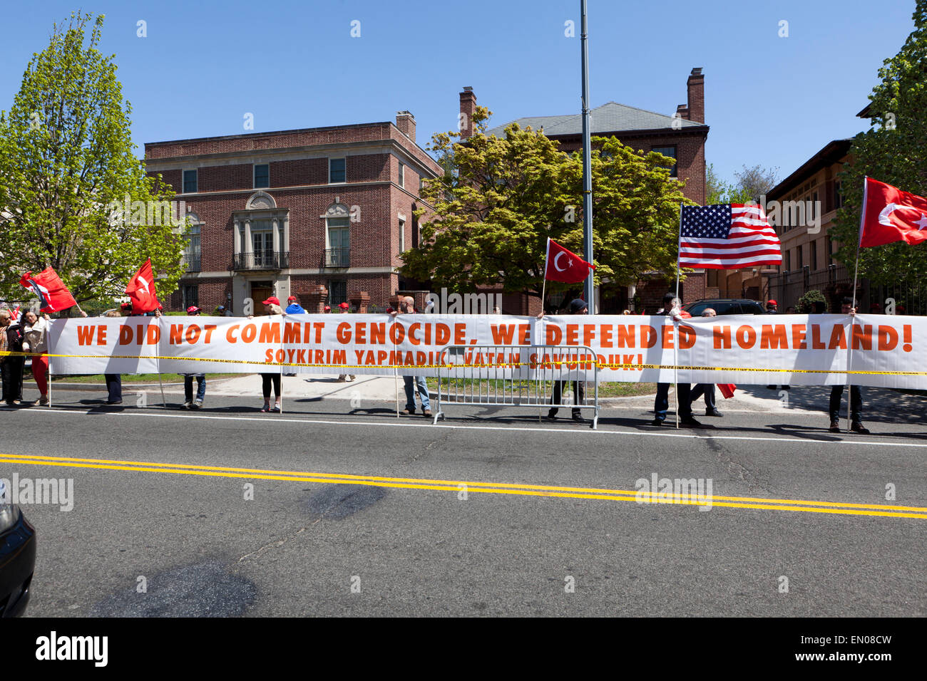 Washington DC, USA. 24. April 2015. Hunderte von Türkisch-Amerikaner versammelten sich in Washington, DC, erinnere mich an die Leiden der türkischen und armenischen Erbe, und rufen zur Versöhnung und Einheit unter den Amerikanern mit unterschiedlichem Hintergrund, auf dem 100. Jahrestag der Ereignisse von 1915.  Die PeaceWalk-Rallye, geführt durch die türkischen amerikanischen Steering Committee (TASC) marschierten an die türkische Botschaft aus dem weißen Haus. Bildnachweis: B Christopher/Alamy Live-Nachrichten Stockfoto