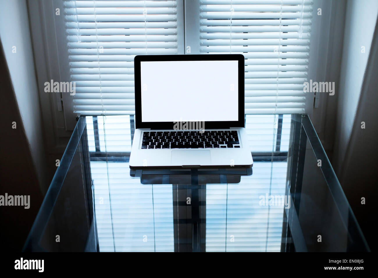 Laptop in modernen futuristischen Interieur Stockfoto