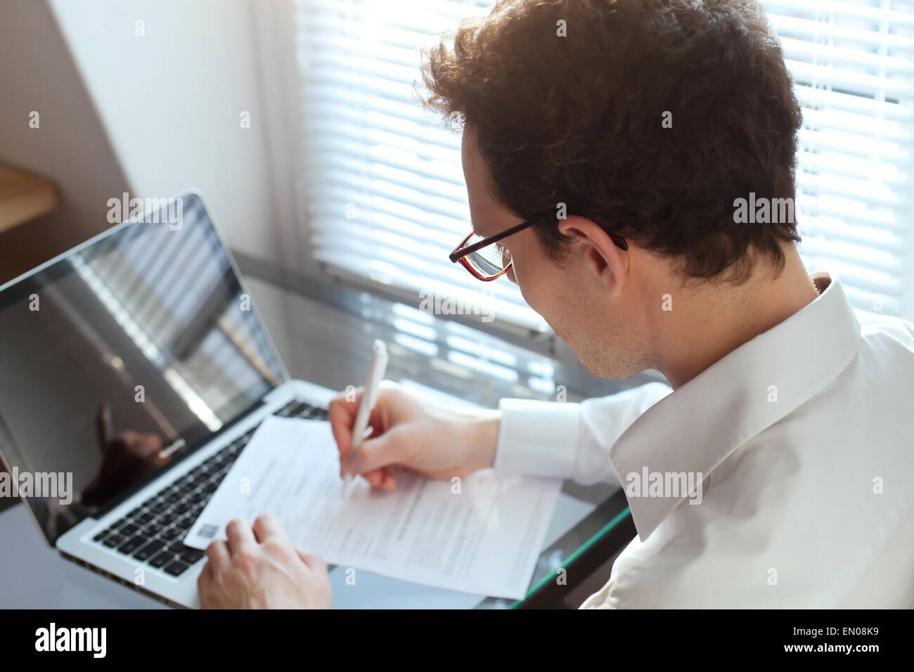 Geschäftsmann, arbeiten mit Dokumenten im Büro Stockfoto