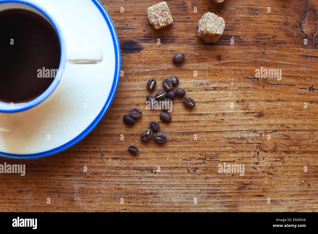 schöne Kaffeekörner und Cup am Holztisch im Café, Hintergrund mit Platz für text Stockfoto