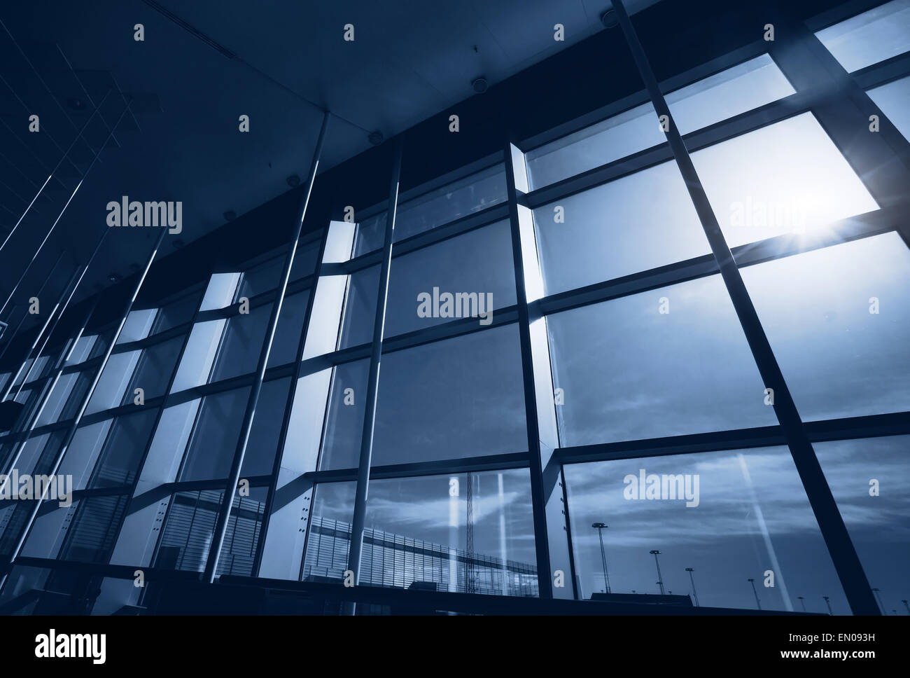 abstrakte innere Bürogebäude, blaues Glasfenster Stockfoto