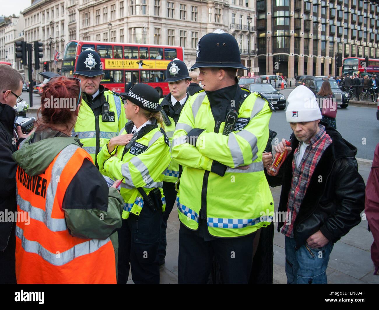 Ehemalige East 17 Sänger Brian Harvey trinken eine Flasche Lucozade, während mit der Polizei zu besetzen Demokratie Protest auf Londons Parliament Square streiten.  Mitwirkende: Brian Harvey wo: London, Vereinigtes Königreich bei: 20. Oktober 2014 Stockfoto