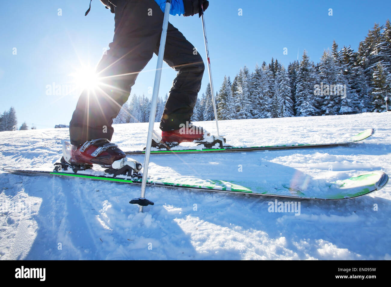 Nahaufnahme von Ski niedrigen Winkel Stockfoto