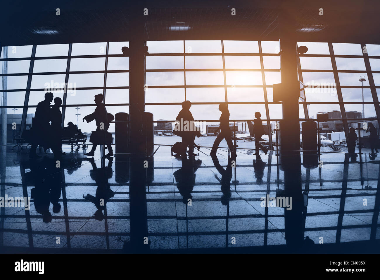 Silhouetten von Pendlern zu Fuß am Flughafen Stockfoto