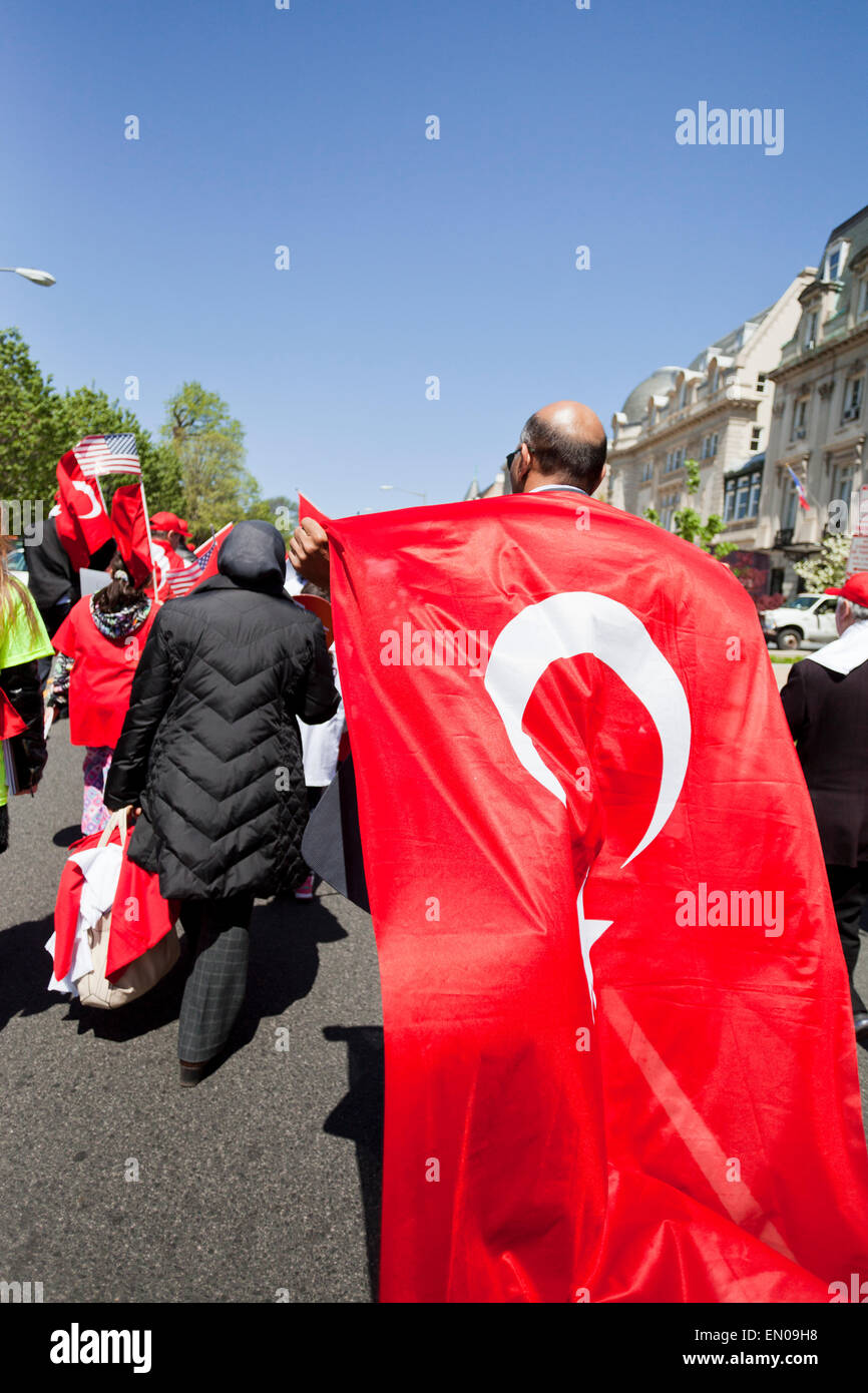 Washington DC, USA. 24. April 2015. Hunderte von Türkisch-Amerikaner versammelten sich in Washington, DC, erinnere mich an die Leiden der türkischen und armenischen Erbe, und rufen zur Versöhnung und Einheit unter den Amerikanern mit unterschiedlichem Hintergrund, auf dem 100. Jahrestag der Ereignisse von 1915.  Die PeaceWalk-Rallye, geführt durch die türkischen amerikanischen Steering Committee (TASC) marschierten an die türkische Botschaft aus dem weißen Haus. Bildnachweis: B Christopher/Alamy Live-Nachrichten Stockfoto