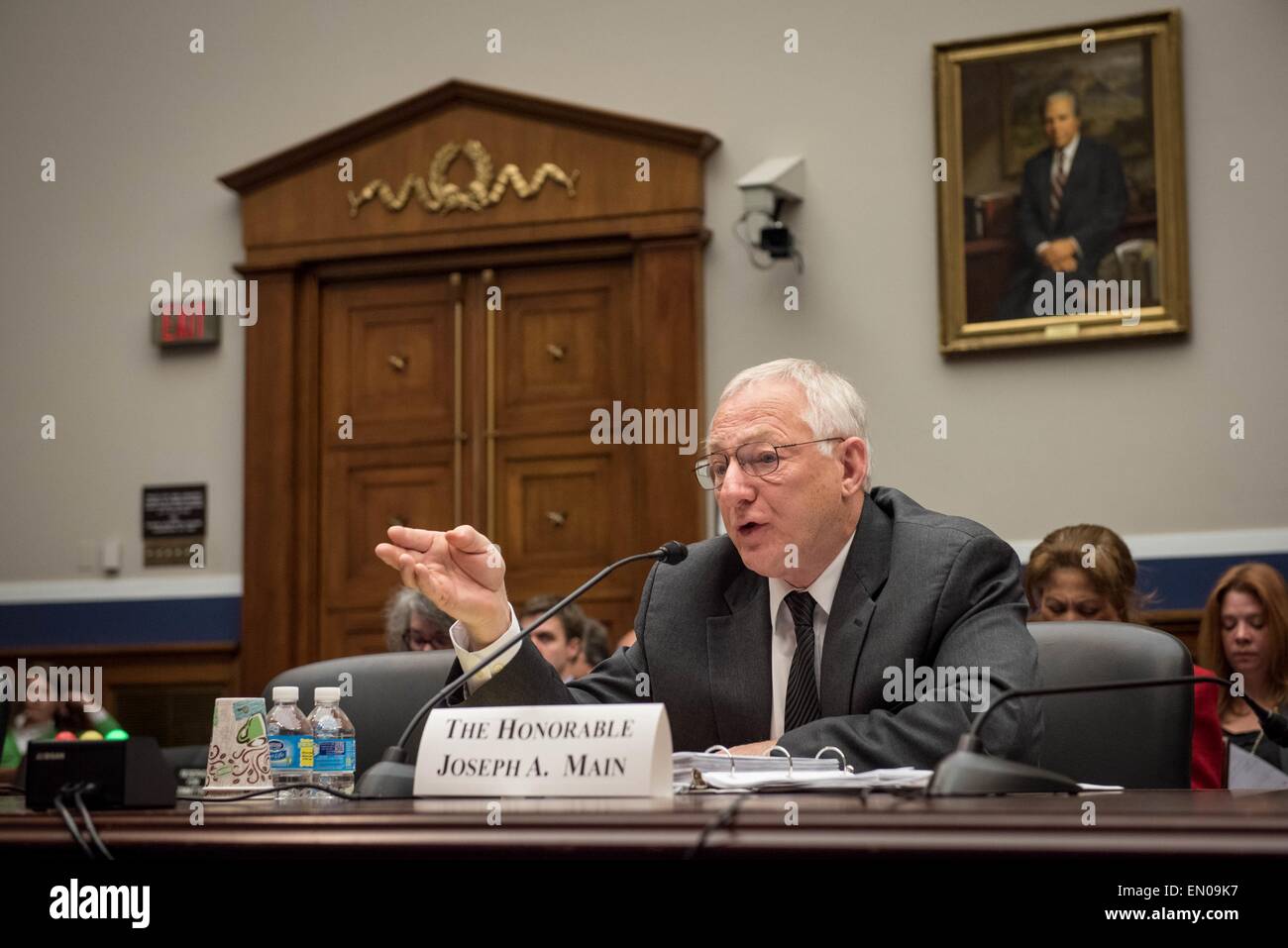 US Assistant Secretary Grube Sicherheit und Gesundheit Joseph Main bezeugt vor dem Ausschuss für Bildung und die Arbeitskräfte auf dem Capitol Hill 23. April 2015 in Washington, DC. Main gefragt, Kongress, das Byrd-Gesetz würden Minen stillgelegt, die länger als sechs Monate spät in Sicherheit Strafen als Instrument zur Grube Inhabern Sicherheitsregeln einhalten zwingen zu bezahlen sind. Stockfoto