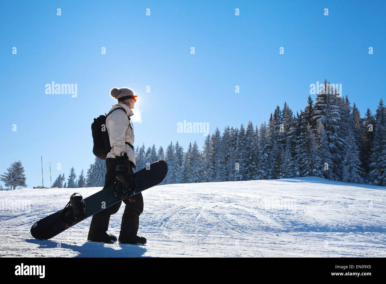 Silhouette der Frau mit Snowboard auf der Piste Stockfoto