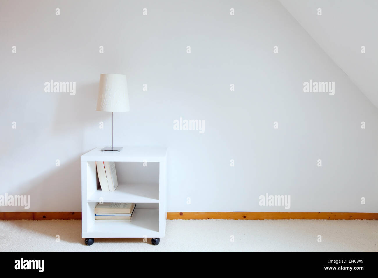 einfache Einrichtung des weißen Raum Stockfoto