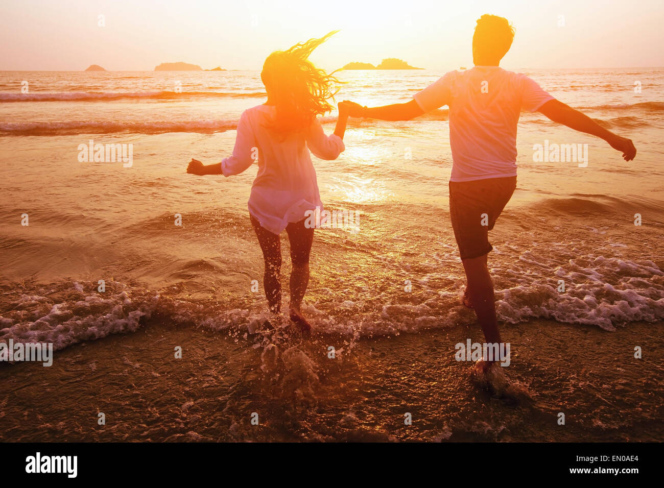 Silhouette der paar am Strand, Traumurlaub Stockfoto