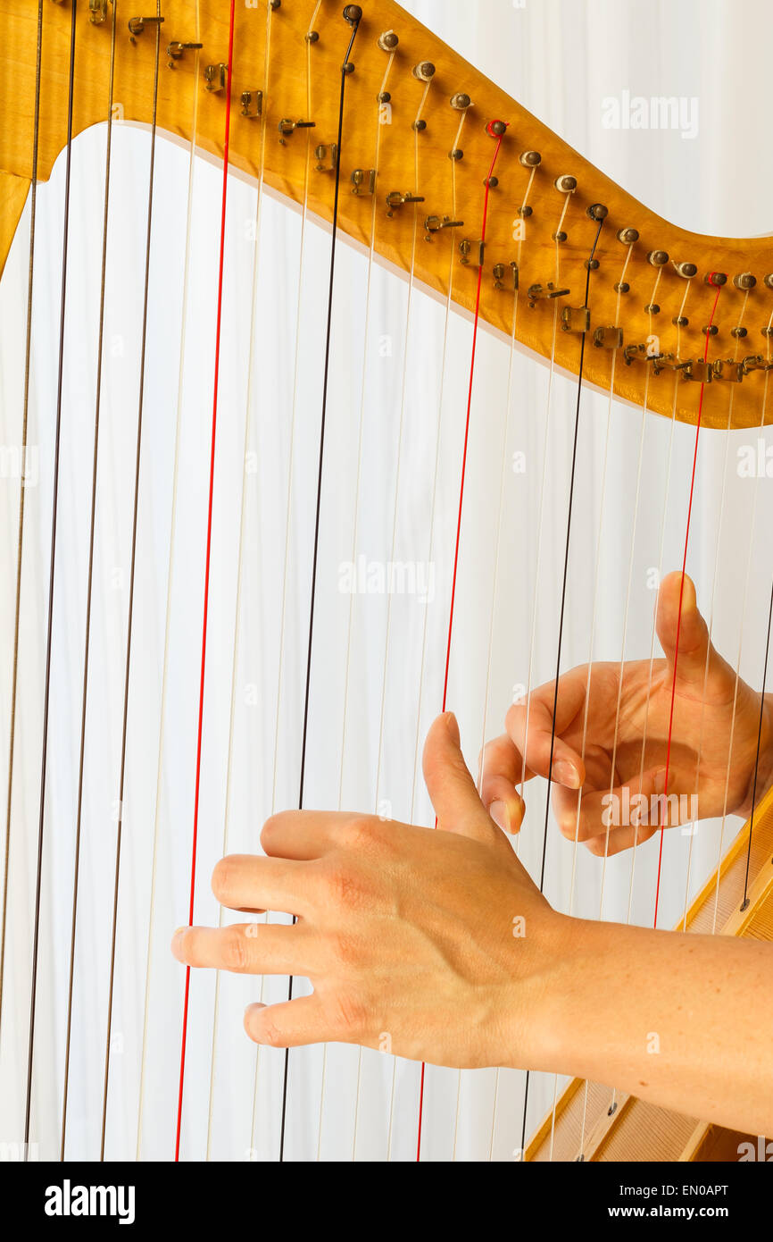 Hände spielen eine Nahaufnahme der keltischen Harfe. Stockfoto