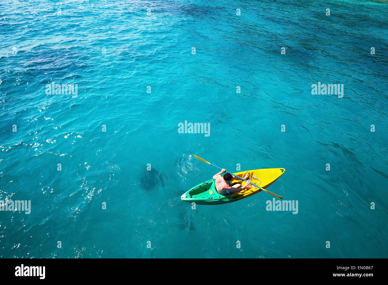 Draufsicht des Mannes auf Kayak im türkisfarbenen Wasser paddeln Stockfoto