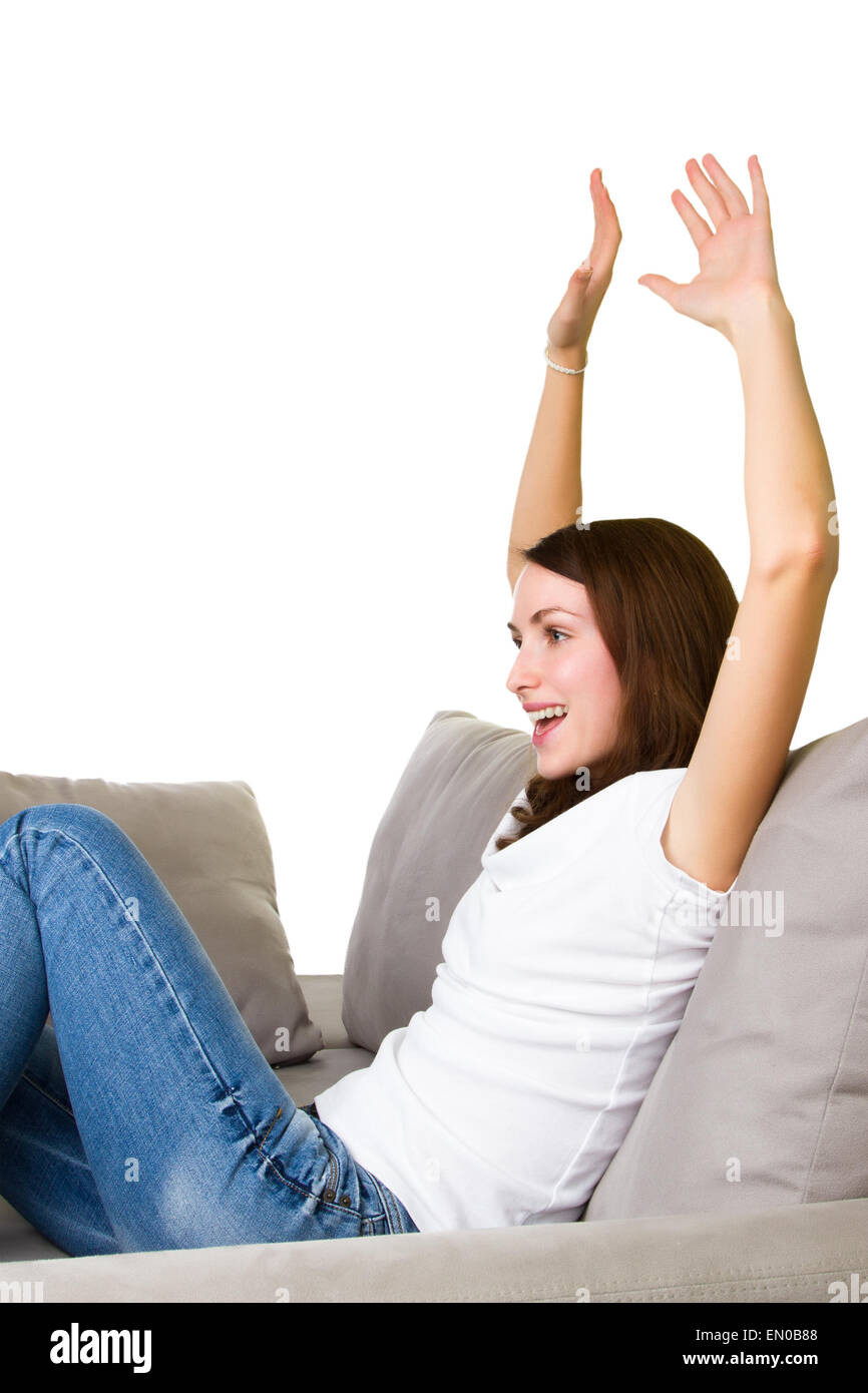 Frau vor dem Fernseher auf sofa Stockfoto