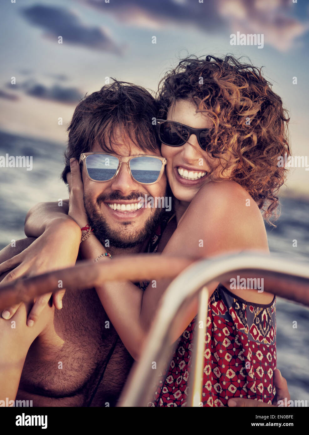Closeup Portrait der fröhlich glücklich verliebten auf Segelboot, junge Paare, die Spaß im romantischen Meer reisen, Liebe und Freude Stockfoto