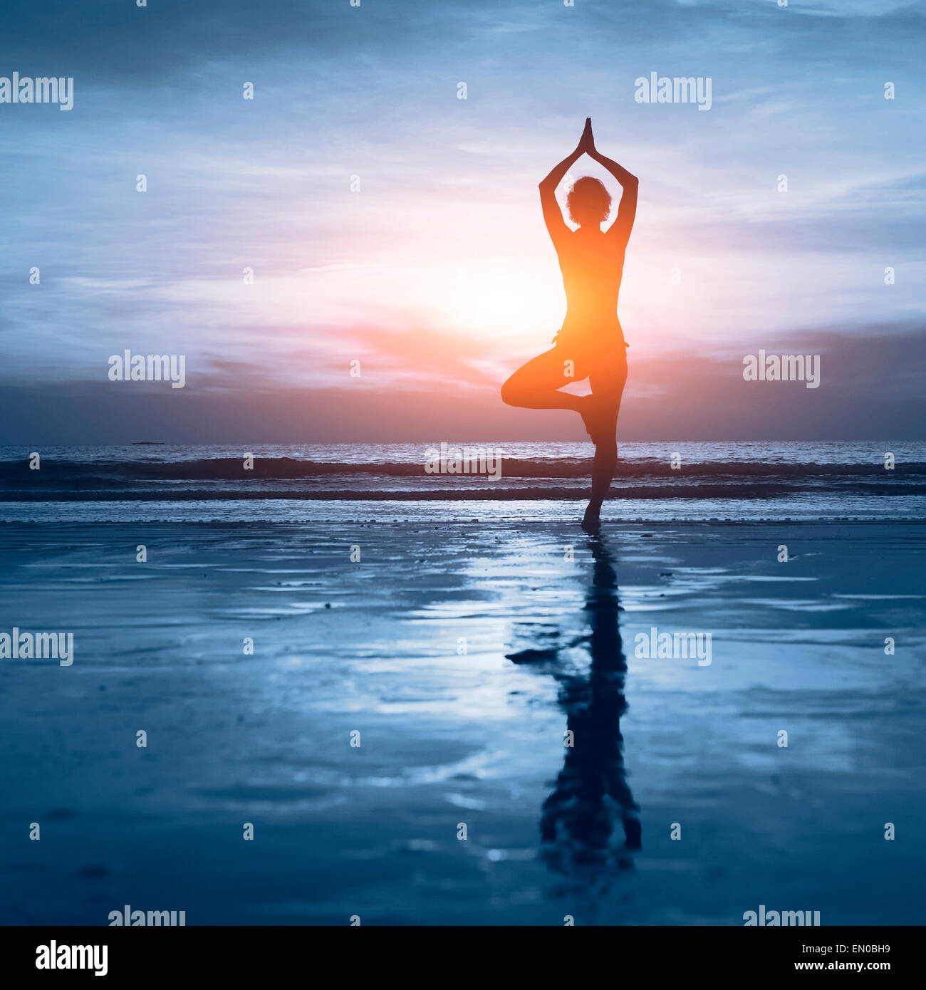 Wellness-Konzept, schöne Silhouette der Frau praktizieren yoga Stockfoto