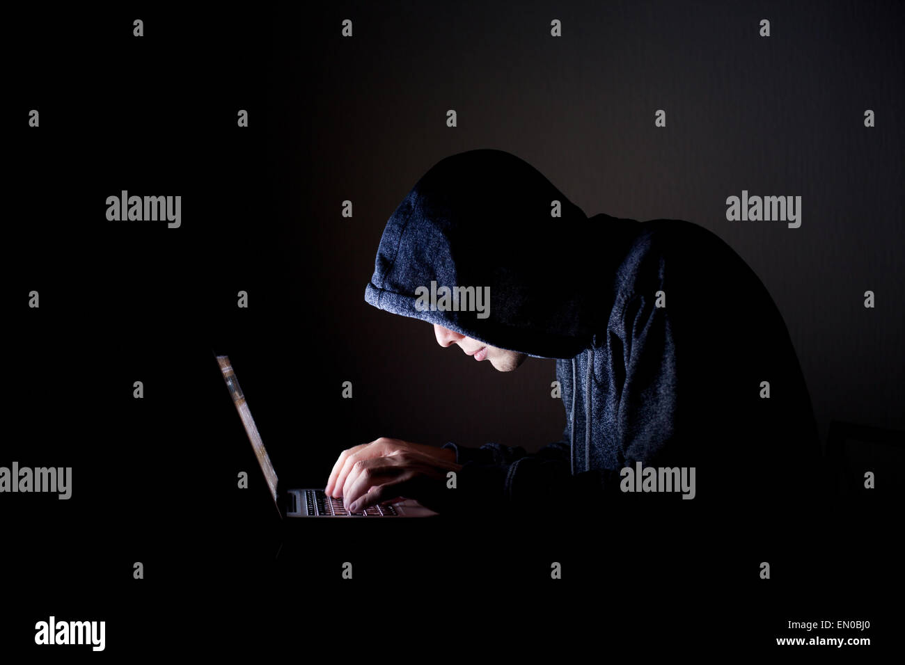 Hacker mit laptop Stockfoto