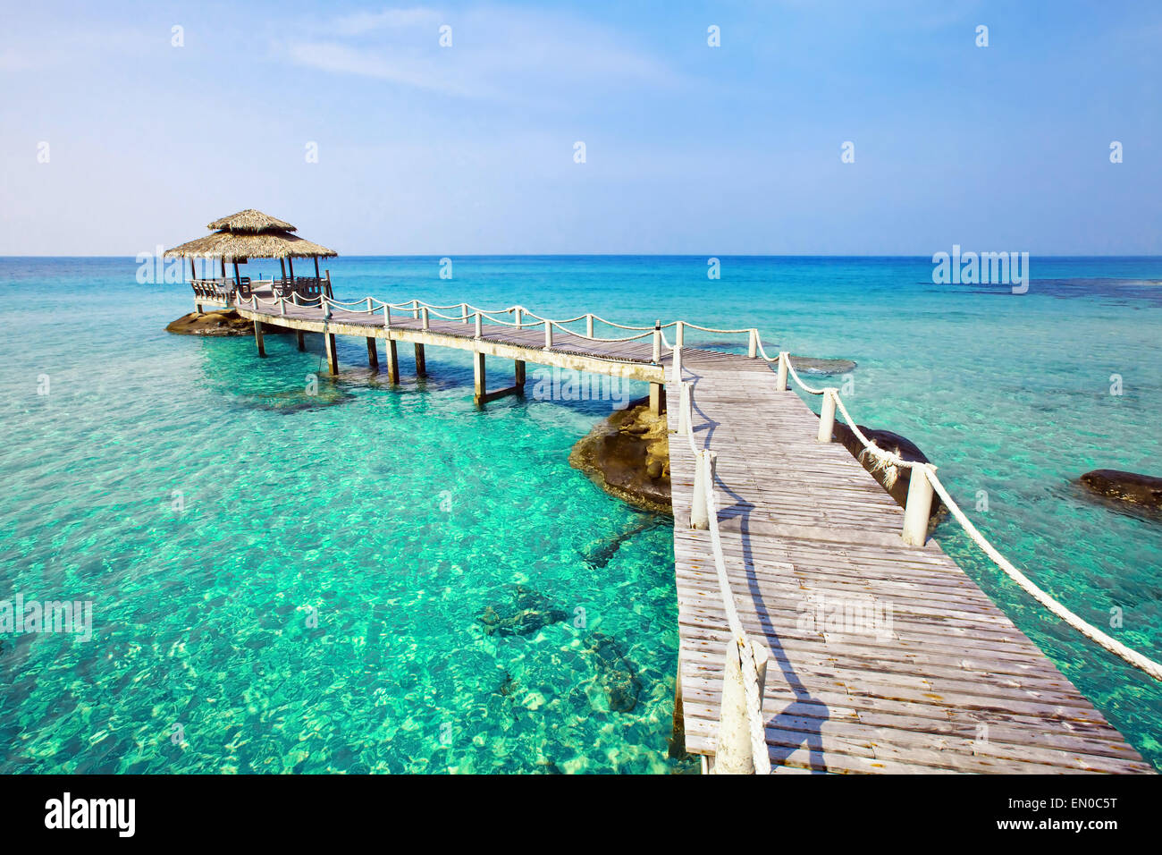 schöne Paradies tropischen Strand mit türkisfarbenem kristallklarem Wasser Stockfoto