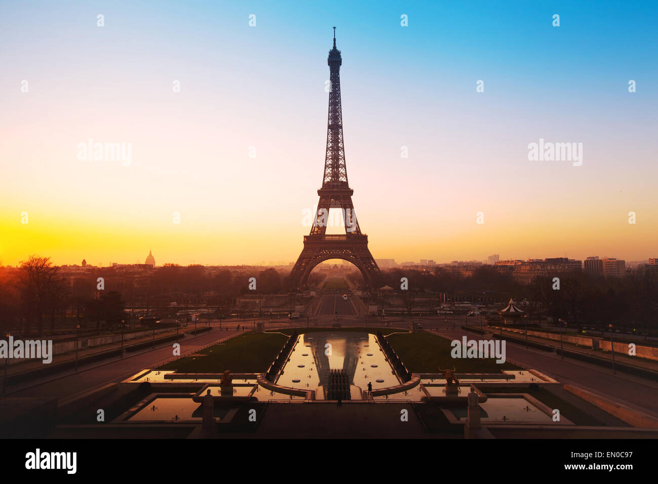 schönen Sonnenaufgang über dem Eiffelturm, Panoramablick über Paris, Frankreich Stockfoto