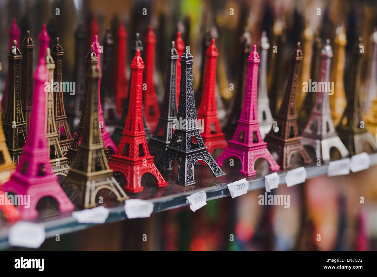 Souvenir-Shop in Paris, kleine Eiffeltürme zum Verkauf Stockfoto