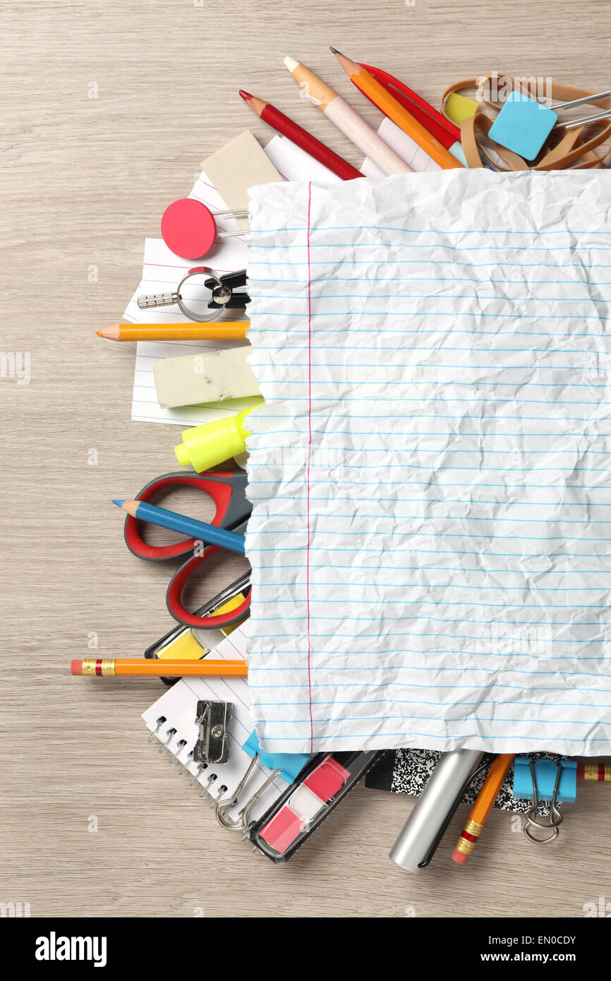 Weißes Papier auf viele Büromöbel und Bürobedarf Stockfoto