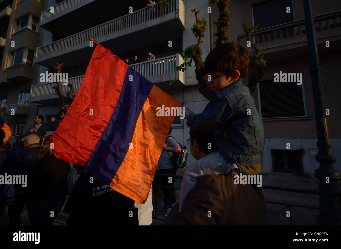 Athen, Griechenland. 24. April 2015. Ein kleiner Junge hält eine armenische Flagge. Armenier, die in Griechenland Leben organisiert eine Demonstration, um im Rahmen der "armenischen Genozid Remembrance Day" anlässlich des 100. Jahrestages der 1,5 Millionen Opfer zu gedenken. Bildnachweis: George Panagakis/Pacific Press/Alamy Live-Nachrichten Stockfoto