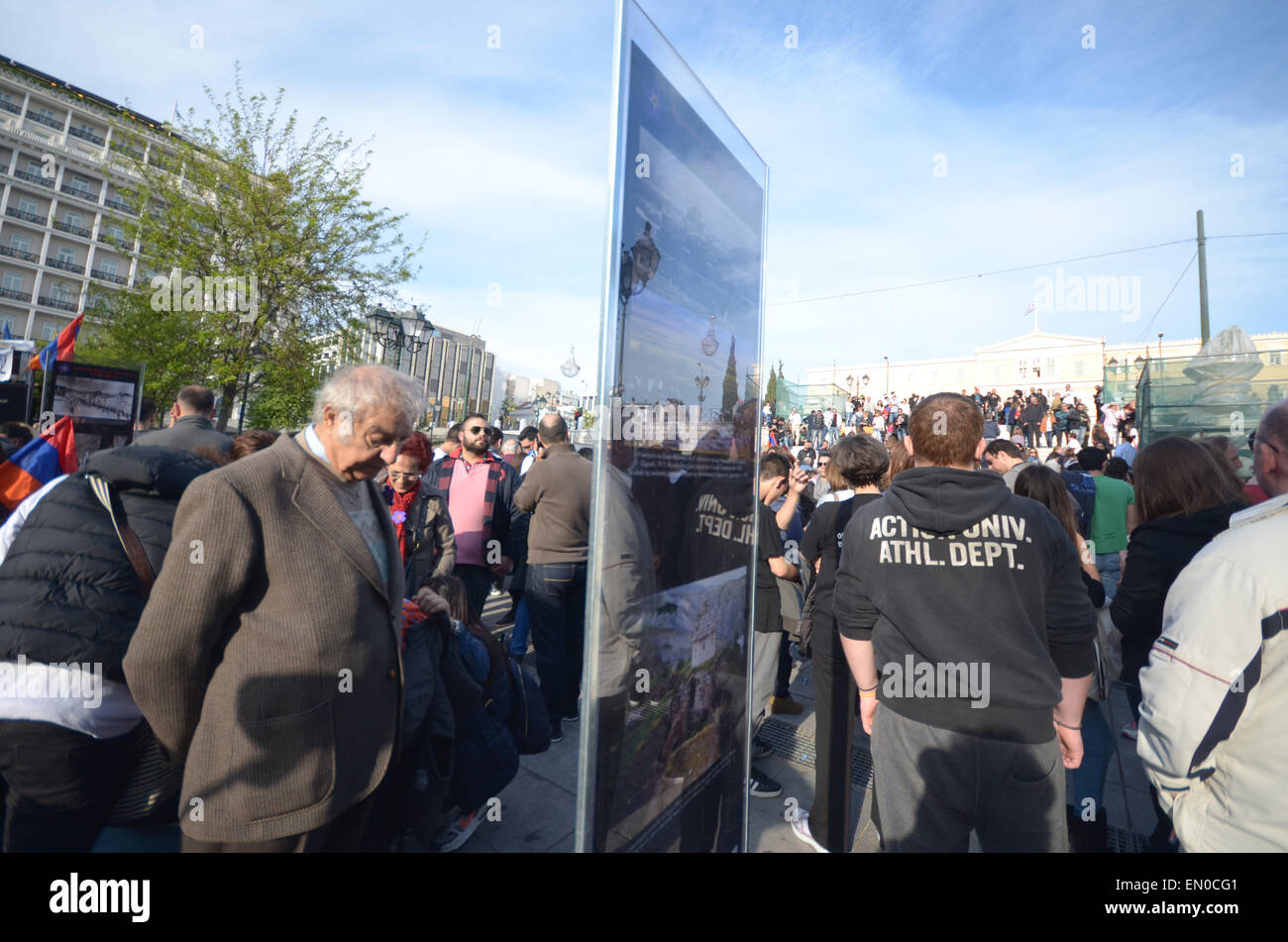 Athen, Griechenland. 24. April 2015. Zuschauer, die Fotos mit den Opfern des Genozids. Armenier, die in Griechenland Leben organisiert eine Demonstration, um im Rahmen der "armenischen Genozid Remembrance Day" anlässlich des 100. Jahrestages der 1,5 Millionen Opfer zu gedenken. Bildnachweis: George Panagakis/Pacific Press/Alamy Live-Nachrichten Stockfoto