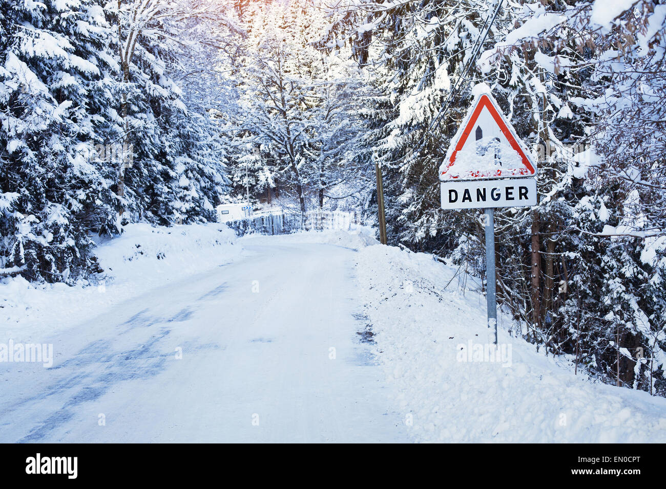 Gefahrenzeichen auf der gefrorenen Straße Stockfoto