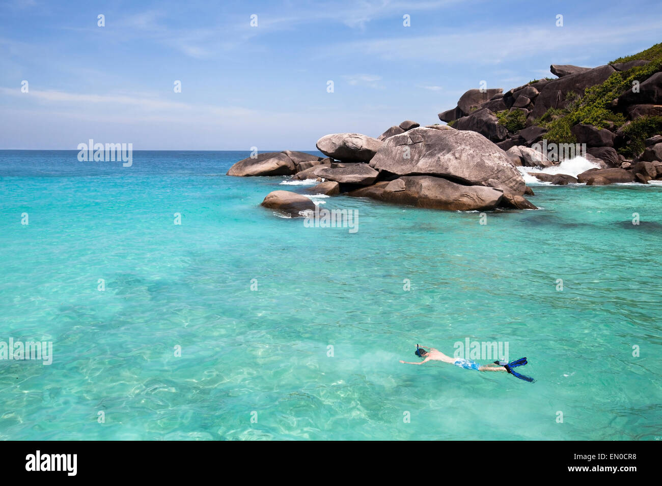 Schwimmen mit Schnorchel im türkisfarbenen Wasser in der Nähe von Paradise island Stockfoto